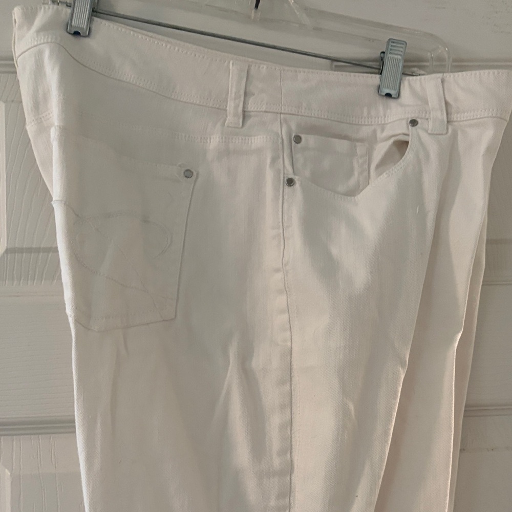 Chico’s Platinum White Denim CropJeans with Back Pocket Stitching Size 3